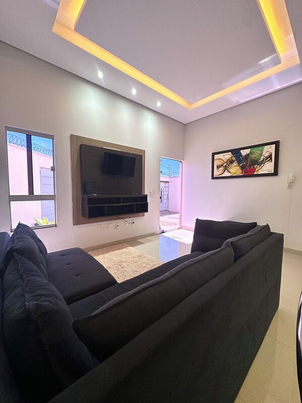 舒適獨棟房屋, 庭院 | 起居區 | 32-吋智慧型電視、數位頻道、Netflix、串流服務