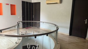 Ein modernes Interieur mit Glastrennwand, einem Rauchverbotsschild und einer Wandklimaanlage.