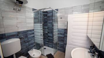 Asciugacapelli, asciugamani, sapone, shampoo
