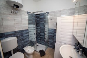 Haartrockner, Handtücher, Seife, Shampoo
