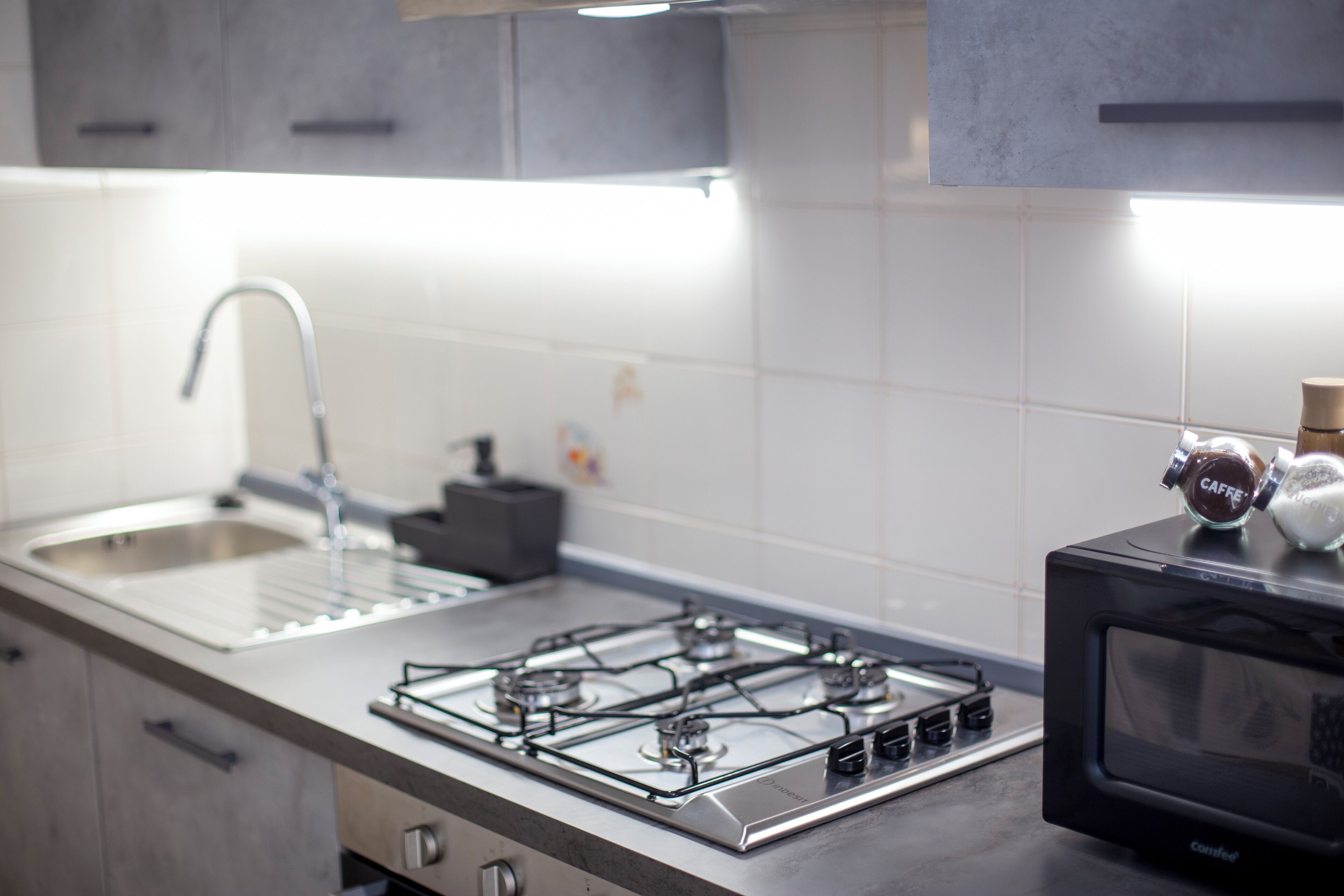 Frigorifero, microonde, forno, piano cottura