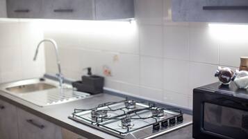 Frigorifero, microonde, forno, piano cottura