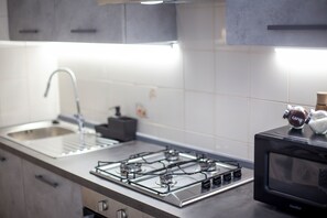 Kjøleskap, mikrobølgeovn, ovn og kokeplater