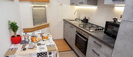 Kühlschrank, Mikrowelle, Ofen, Herdplatte