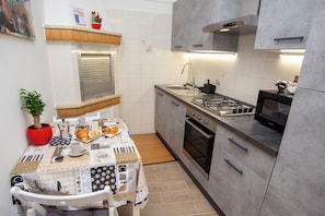 Frigorifero, microonde, forno, piano cottura