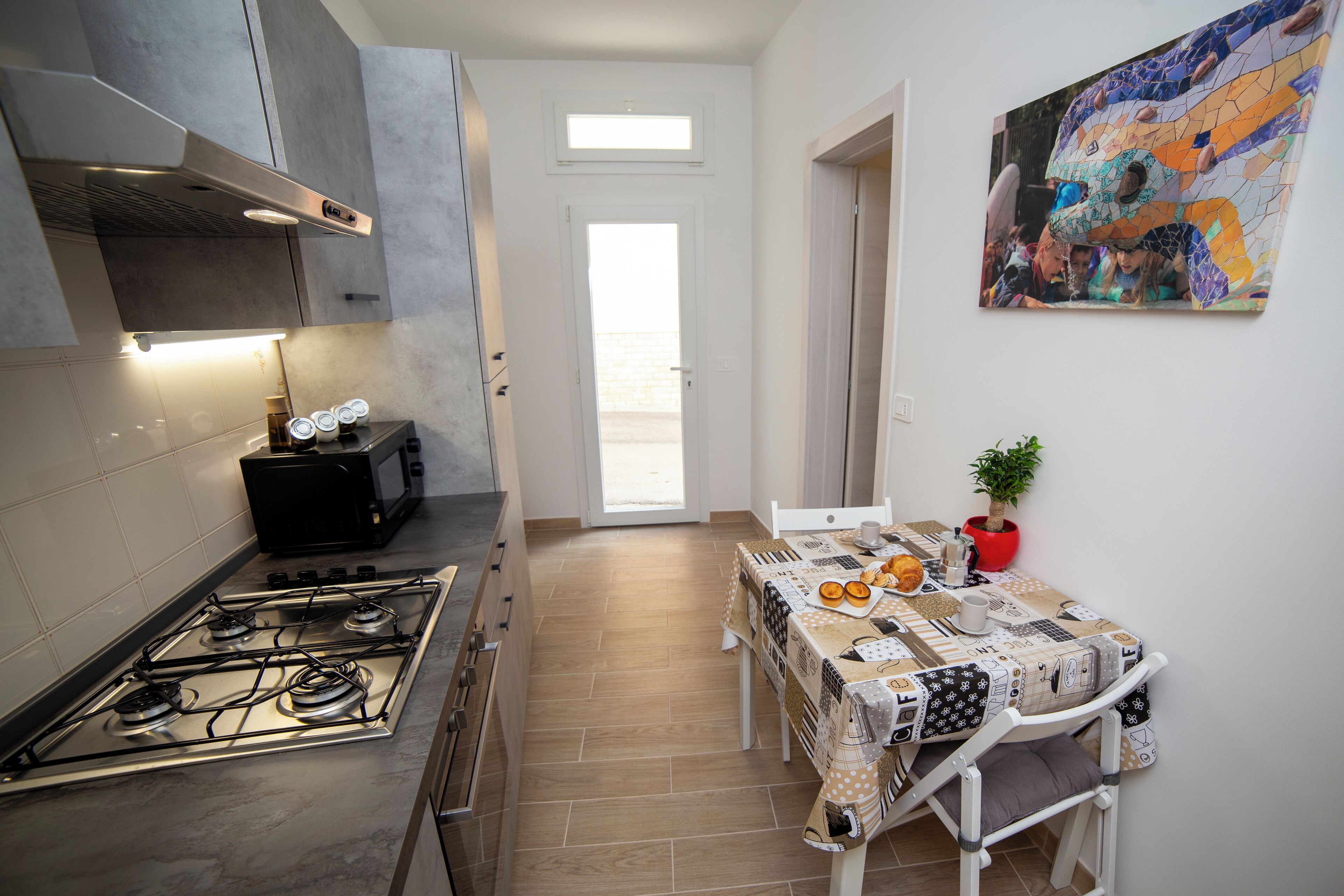 Frigorifero, microonde, forno, piano cottura