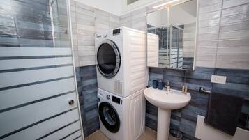 Haartrockner, Handtücher, Seife, Shampoo