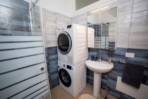 Haartrockner, Handtücher, Seife, Shampoo