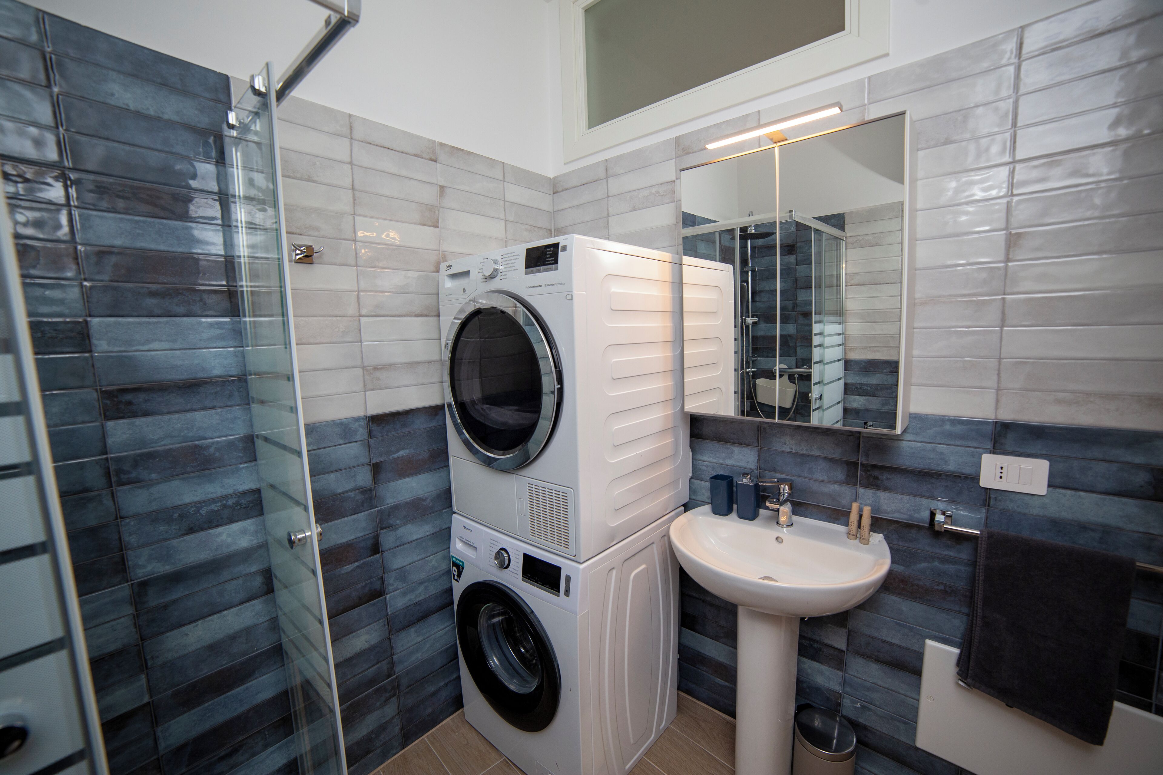 Sèche-cheveux, serviettes fournies, savon, shampoing