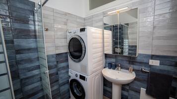 SĂšche-cheveux, serviettes fournies, savon, shampoing