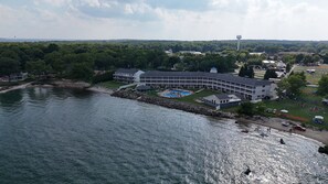 Un hôtel situé au bord de l’eau, doté d’une piscine, d’un quai et offrant une vue sur la forêt environnante.