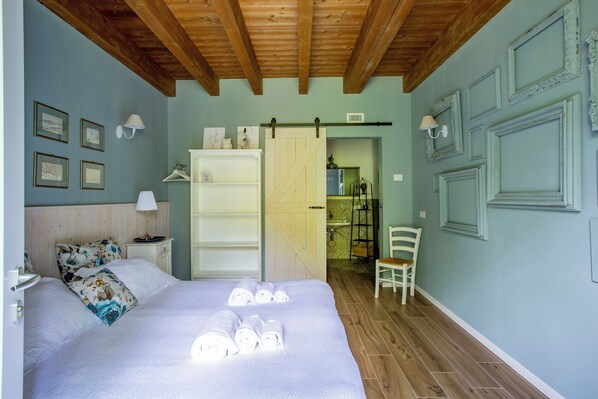 5 bedrooms, iron/ironing board, WiFi, bed sheets