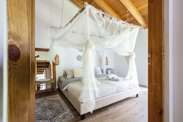 5 bedrooms, iron/ironing board, WiFi, bed sheets