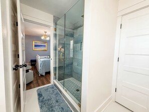 5 habitaciones, tabla de planchar con plancha, wifi y ropa de cama 