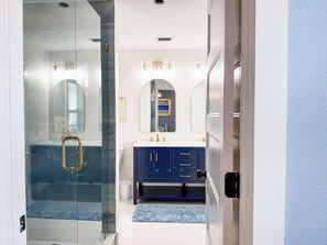 Douche, sèche-cheveux, serviettes fournies, shampoing