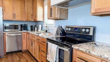 Frigorífico, microondas, horno y placa de cocina