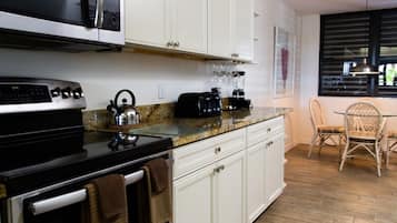 Lemari es, microwave, oven, dan kompor