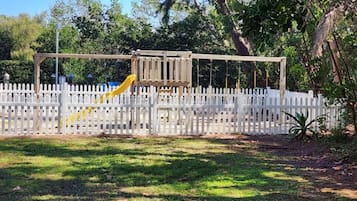 Tempat bermain anak - outdoor