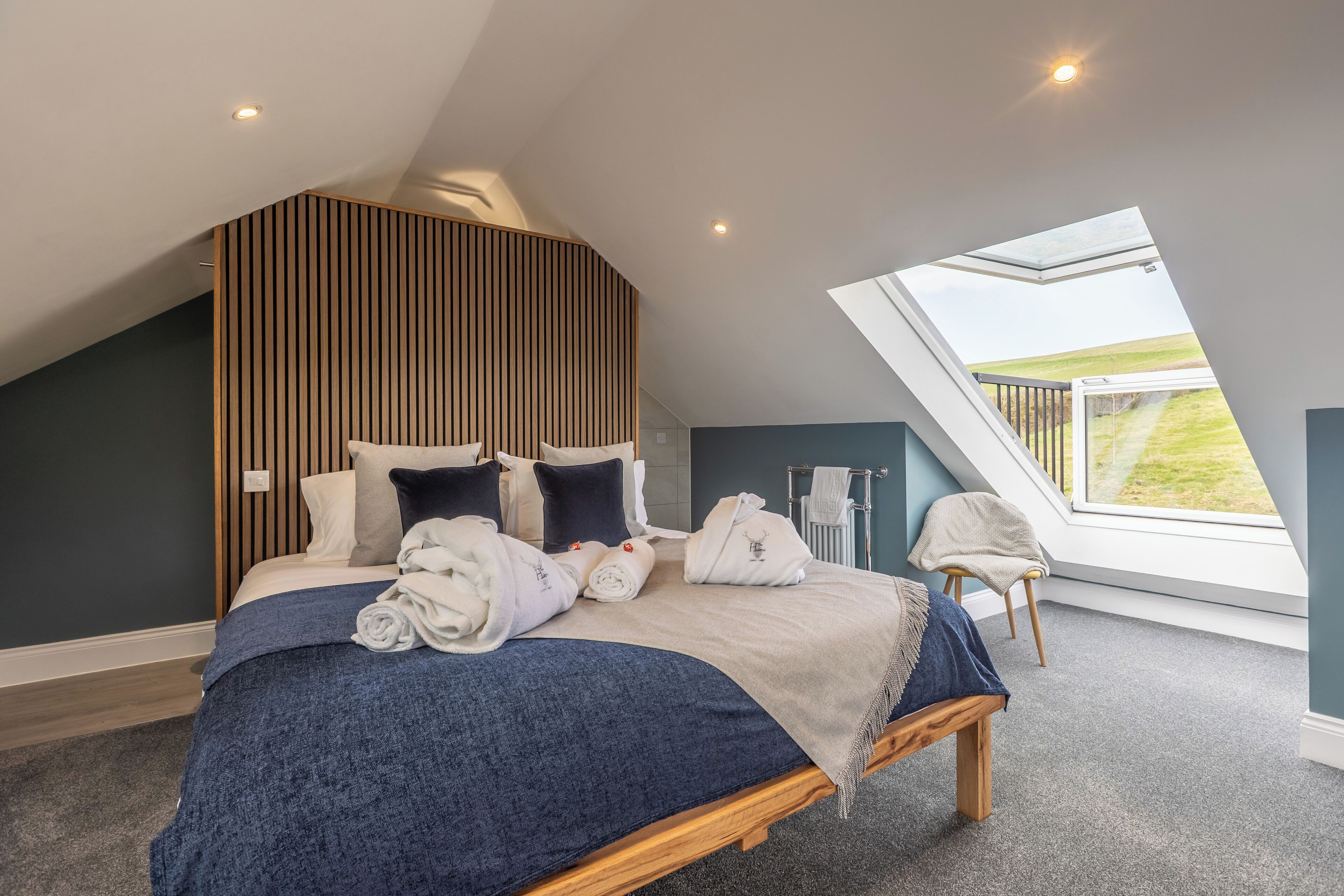 2 Schlafzimmer, individuell dekoriert, individuell eingerichtet