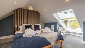 2 Schlafzimmer, individuell dekoriert, individuell eingerichtet