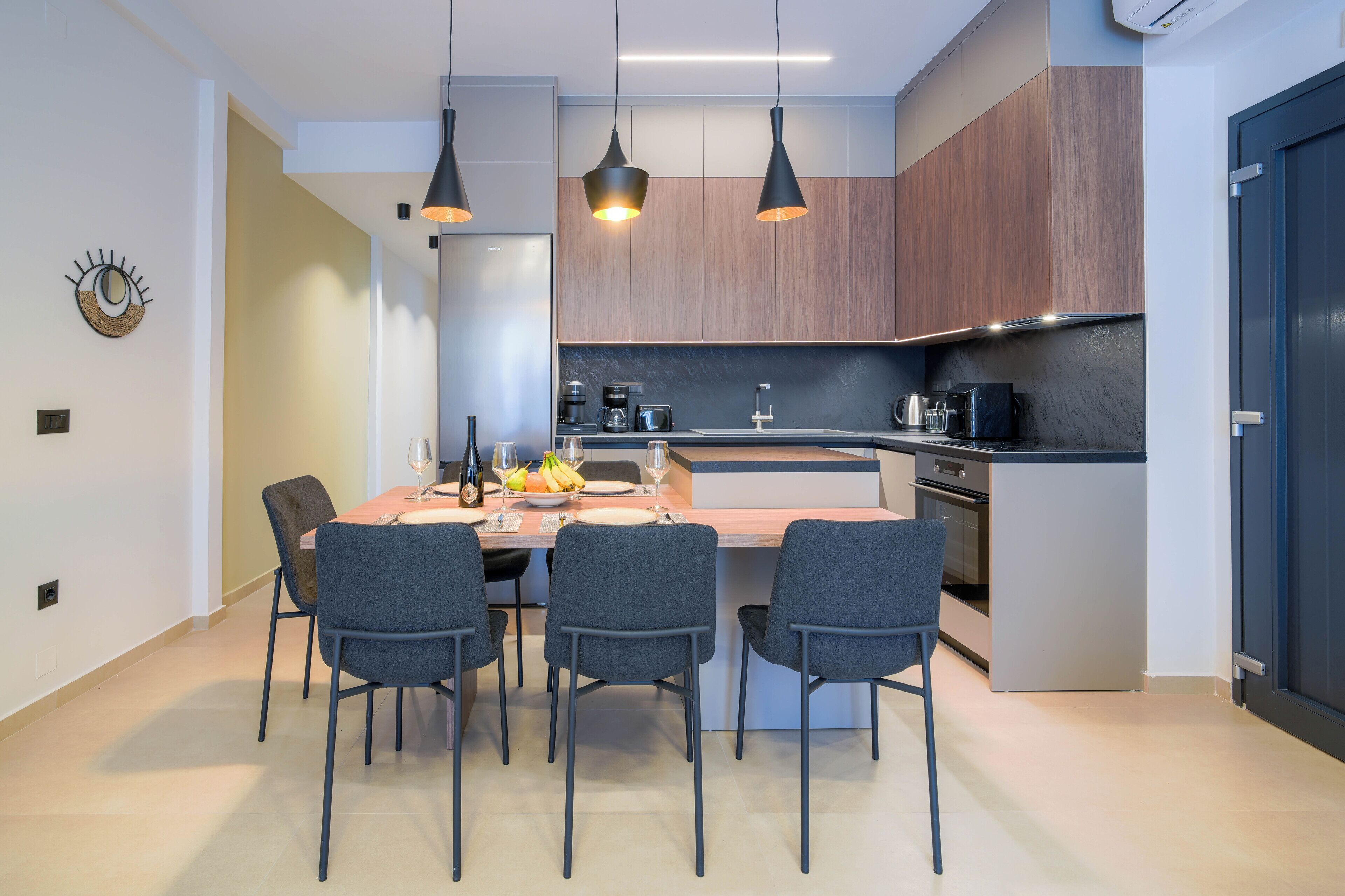 Fridge, oven, stovetop, dishwasher