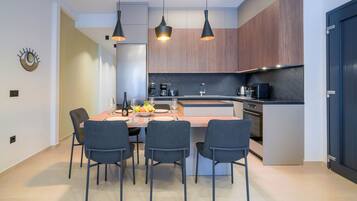 Fridge, oven, stovetop, dishwasher
