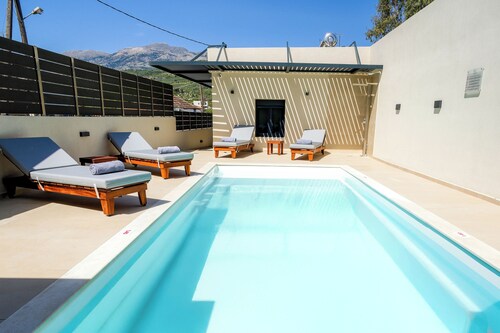 Veneto Luxury Residence with pool in Venerato, Crete