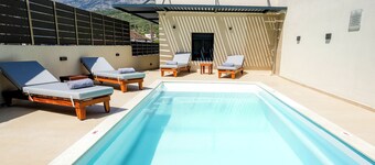 Veneto Luxury Residence with pool in Venerato, Crete