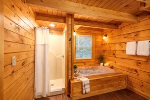 Dusche, umweltfreundliche Kosmetikartikel, Haartrockner, Handtücher