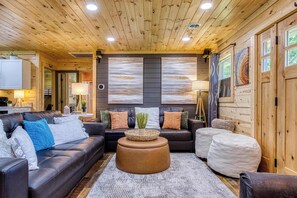 TV, peis, bøker og stereoanlegg