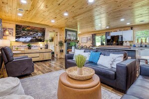 TV, peis, bøker og stereoanlegg