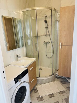 Chuveiro, secador de cabelo, toalhas de banho, sabonete