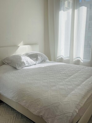 2 habitaciones, escritorio, tabla de planchar con plancha y wifi 