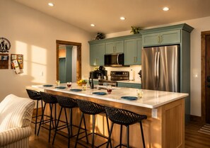 Geladeira, micro-ondas, fogão, cooktop