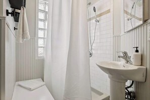Shower, hair dryer - Steps to downtown/ close to the River/ comfy beds (Minneapolis)