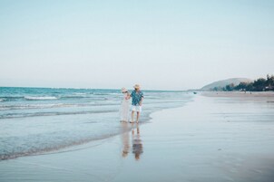 在海滩、白沙、划皮艇