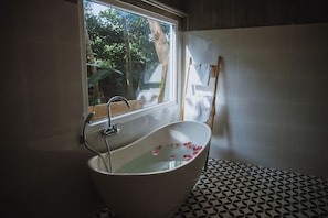 Banheira, produtos de toalete grátis, secador de cabelo, chinelos