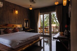 Deluxe-dobbeltværelse - udsigt til pool | Premium-sengetøj, pengeskab på værelset, skrivebord