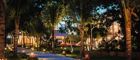 Fachada da propriedade à noite