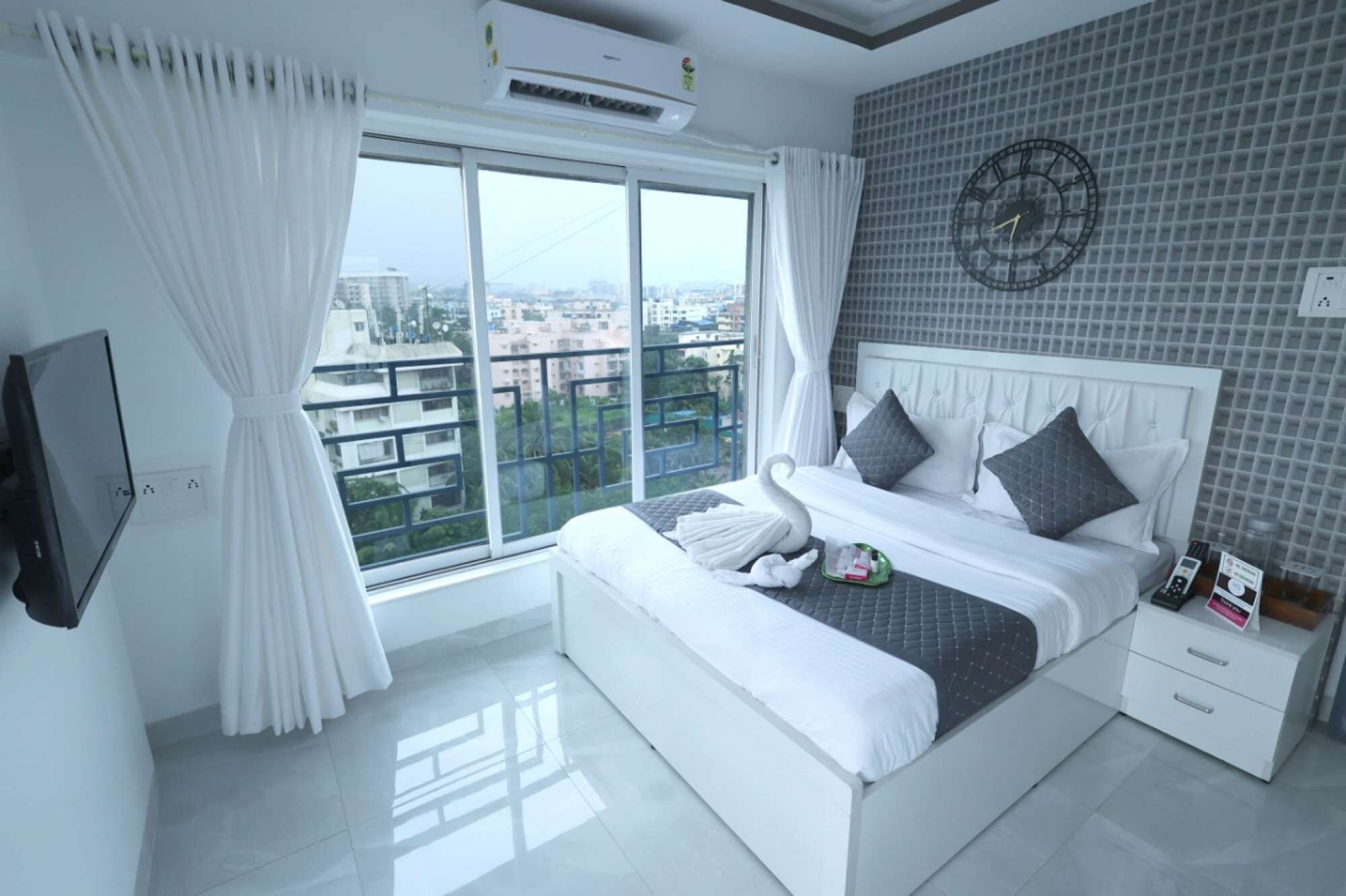 1 bedroom, desk, iron/ironing board, WiFi