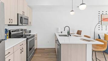 Réfrigérateur, four, plaque de cuisson, cafetiÚre/bouilloire