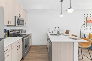 Kühlschrank, Ofen, Herdplatte, Wasserkocher mit Kaffee-/Teezubehör