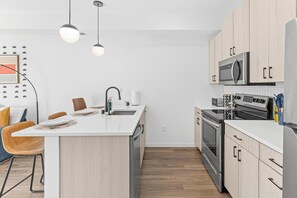 Coffee/tea maker, fridge, oven, stovetop