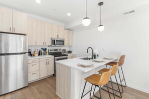 Kühlschrank, Ofen, Herdplatte, Wasserkocher mit Kaffee-/Teezubehör