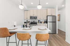 Coffee/tea maker, fridge, oven, stovetop