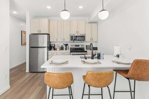 Fridge, oven, stovetop, coffee/tea maker