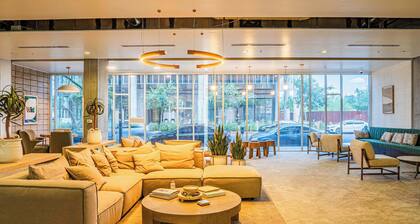 Stylish DT PHX Apt | Balcony,Pool,Gym,Parking,W/D