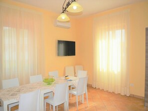 Comfort Apartment, Garden View | Dining room - Il Pozzo dei Desideri (Vico Equense)