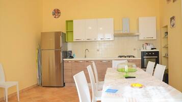 Comfort appartement, uitzicht op tuin | Privékeuken | Een koelkast, een oven, een kookplaat, een koffiezetapparaat/waterkoker