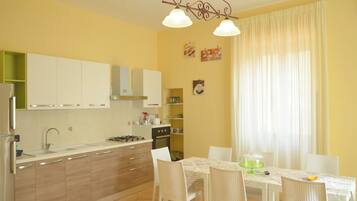 Apartamento conforto, vista para o jardim | Cozinha privada | Geladeira, fogão, cooktop, cafeteira/chaleira